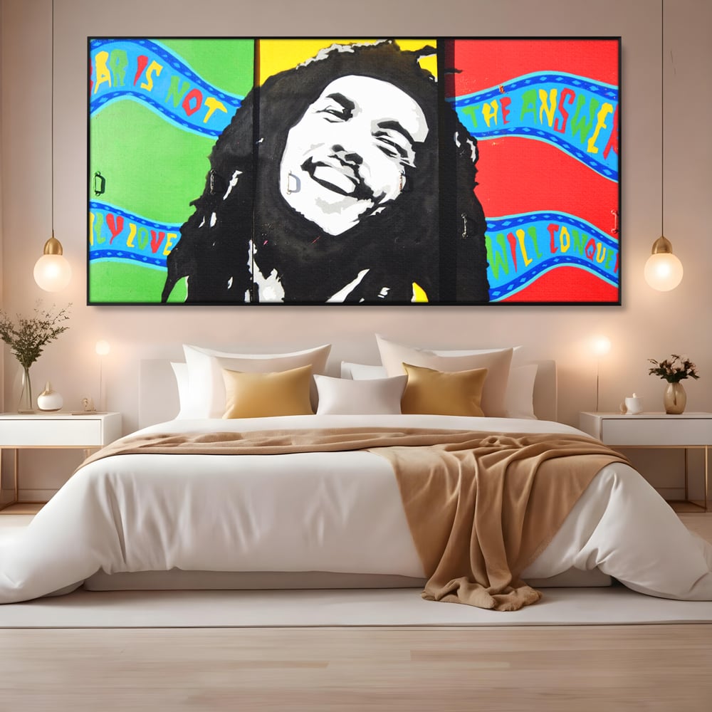 Tablou canvas cu tablou pictat cu portretul lui bob marley, in rama de aluminiu negru, pe perete intr-un dormitor
